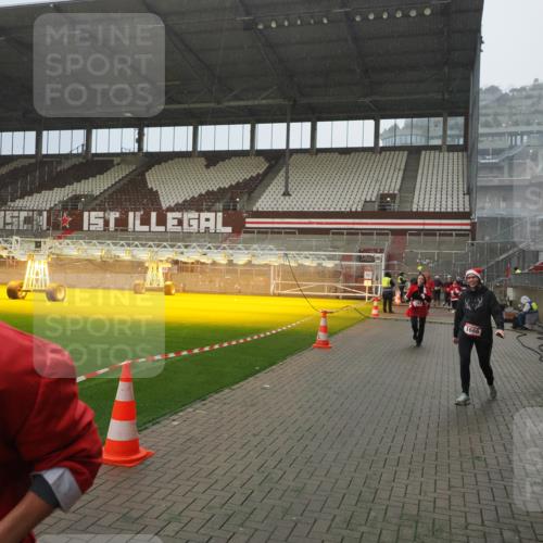07.12.2025 - St. Pauli X-Mass-Run No. 15 Fabian Wolf http://msf.ph/oto/9415975 07.12.2025 11:07:05 Ziel 1462, 1469, 1634, 1666, 1751, 1861, 1862 meine-sportfotos.de