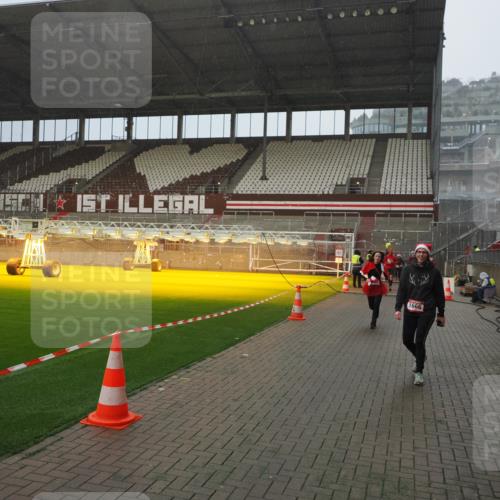 07.12.2025 - St. Pauli X-Mass-Run No. 15 Fabian Wolf http://msf.ph/oto/9415978 07.12.2025 11:07:06 Ziel 281, 688, 1469, 1634, 1666, 1751, 1861, 1862 meine-sportfotos.de
