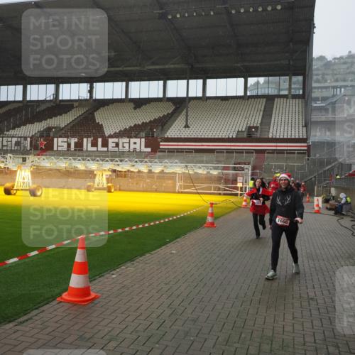 07.12.2025 - St. Pauli X-Mass-Run No. 15 Fabian Wolf http://msf.ph/oto/9415980 07.12.2025 11:07:06 Ziel 281, 688, 1469, 1634, 1666, 1751, 1861, 1862 meine-sportfotos.de