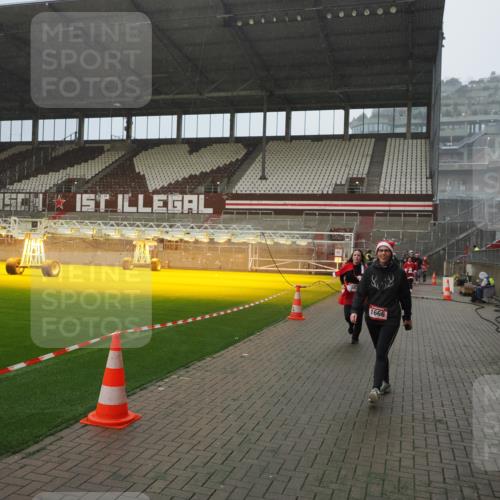 07.12.2025 - St. Pauli X-Mass-Run No. 15 Fabian Wolf http://msf.ph/oto/9415982 07.12.2025 11:07:07 Ziel 281, 596, 688, 1634, 1666, 1751, 1861, 1862 meine-sportfotos.de