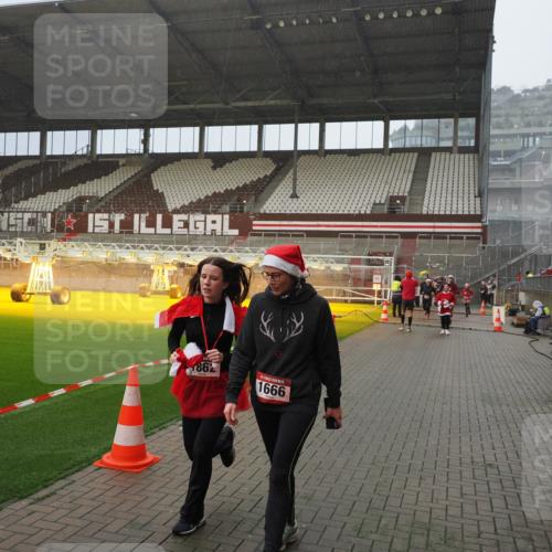 07.12.2025 - St. Pauli X-Mass-Run No. 15 Fabian Wolf http://msf.ph/oto/9415989 07.12.2025 11:07:09 Ziel 281, 596, 688, 1585, 1587, 1634, 1666, 1751, 1861, 1862 meine-sportfotos.de