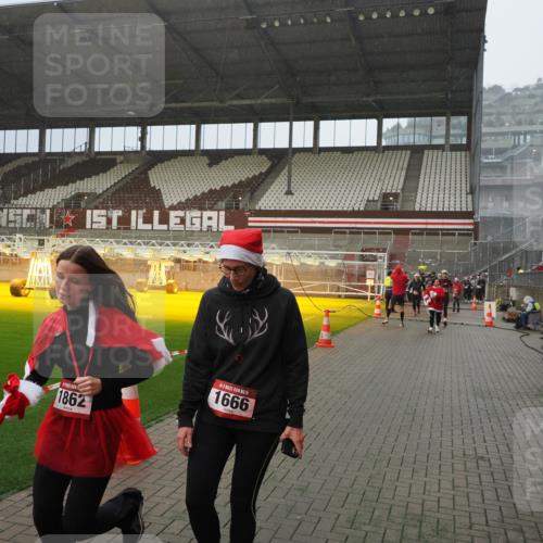 07.12.2025 - St. Pauli X-Mass-Run No. 15 Fabian Wolf http://msf.ph/oto/9415991 07.12.2025 11:07:09 Ziel 281, 596, 688, 1585, 1587, 1634, 1666, 1751, 1861, 1862 meine-sportfotos.de