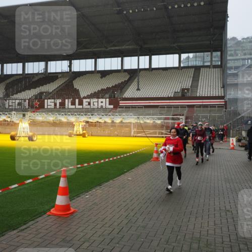 07.12.2025 - St. Pauli X-Mass-Run No. 15 Fabian Wolf http://msf.ph/oto/9415992 07.12.2025 11:07:14 Ziel 281, 342, 344, 591, 596, 603, 622, 688, 1585, 1587, 1634, 1666, 1751, 1861, 1862 meine-sportfotos.de