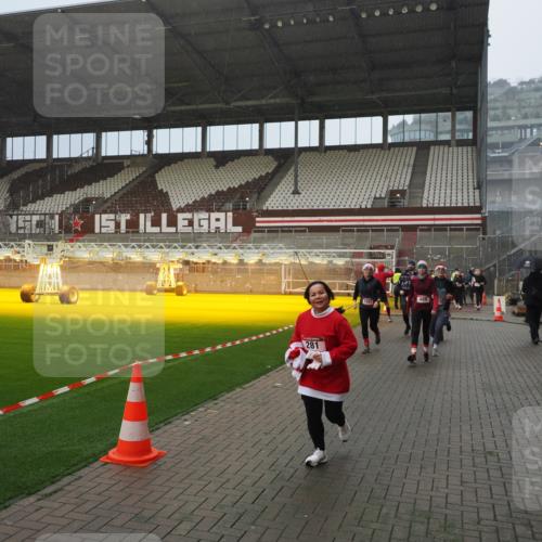 07.12.2025 - St. Pauli X-Mass-Run No. 15 Fabian Wolf http://msf.ph/oto/9415996 07.12.2025 11:07:14 Ziel 281, 342, 344, 591, 596, 603, 622, 688, 1585, 1587, 1634, 1666, 1751, 1861, 1862 meine-sportfotos.de