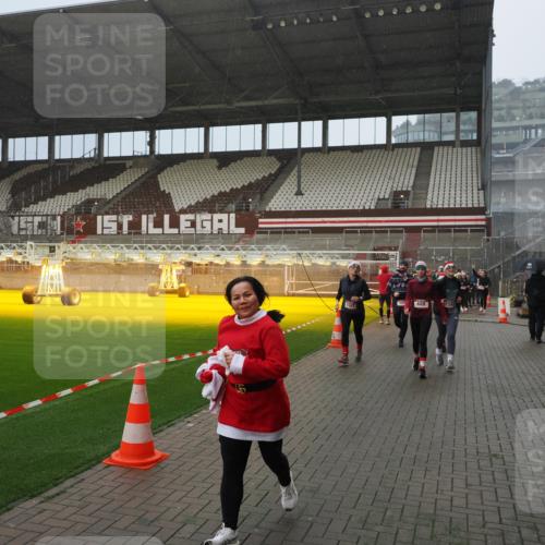07.12.2025 - St. Pauli X-Mass-Run No. 15 Fabian Wolf http://msf.ph/oto/9415999 07.12.2025 11:07:15 Ziel 281, 342, 344, 490, 591, 596, 603, 621, 622, 688, 1202, 1206, 1585, 1587, 1634, 1666, 1751, 1861, 1862, 2403 meine-sportfotos.de