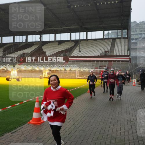07.12.2025 - St. Pauli X-Mass-Run No. 15 Fabian Wolf http://msf.ph/oto/9416000 07.12.2025 11:07:15 Ziel 281, 342, 344, 490, 591, 596, 603, 621, 622, 688, 1202, 1206, 1585, 1587, 1634, 1666, 1751, 1861, 1862, 2403 meine-sportfotos.de