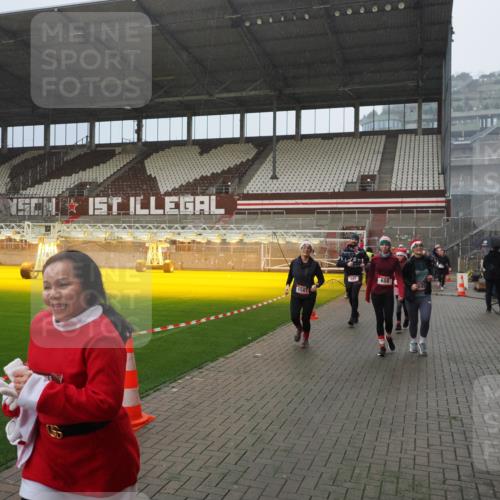 07.12.2025 - St. Pauli X-Mass-Run No. 15 Fabian Wolf http://msf.ph/oto/9416002 07.12.2025 11:07:16 Ziel 281, 342, 344, 476, 490, 591, 596, 603, 621, 622, 673, 688, 1202, 1206, 1585, 1587, 1861, 1862, 2403 meine-sportfotos.de