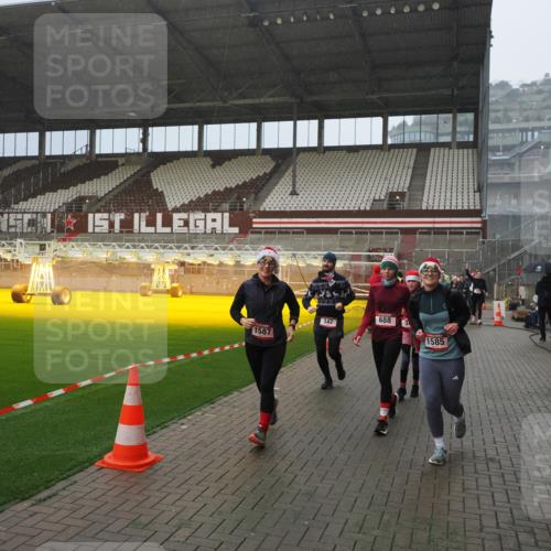 07.12.2025 - St. Pauli X-Mass-Run No. 15 Fabian Wolf http://msf.ph/oto/9416007 07.12.2025 11:07:17 Ziel 281, 342, 344, 476, 490, 591, 596, 603, 621, 622, 673, 688, 781, 1202, 1206, 1233, 1585, 1587, 1861, 1862, 2403 meine-sportfotos.de