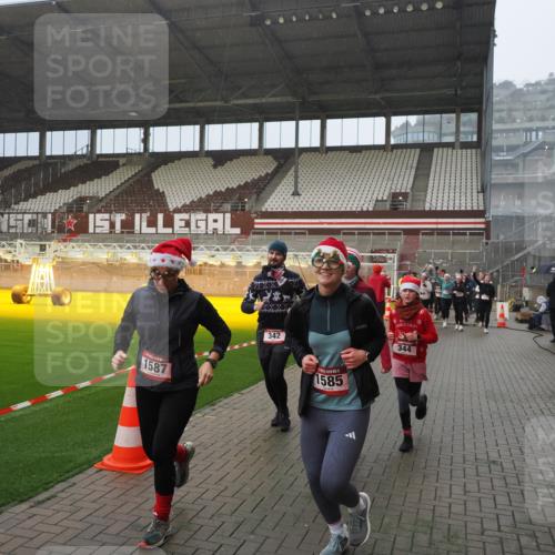 07.12.2025 - St. Pauli X-Mass-Run No. 15 Fabian Wolf http://msf.ph/oto/9416011 07.12.2025 11:07:18 Ziel 281, 342, 344, 476, 490, 591, 596, 603, 621, 622, 673, 688, 781, 1202, 1206, 1233, 1585, 1587, 1861, 1862, 2403, 5008 meine-sportfotos.de