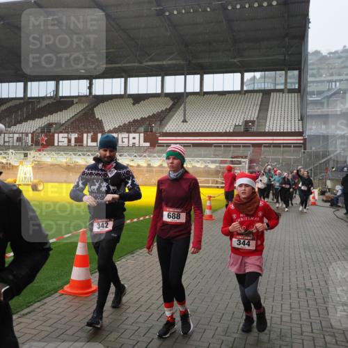 07.12.2025 - St. Pauli X-Mass-Run No. 15 Fabian Wolf http://msf.ph/oto/9416015 07.12.2025 11:07:18 Ziel 281, 342, 344, 476, 490, 591, 596, 603, 621, 622, 673, 688, 781, 1202, 1206, 1233, 1585, 1587, 1861, 1862, 2403, 5008 meine-sportfotos.de