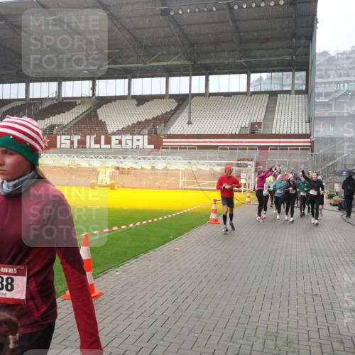 07.12.2025 - St. Pauli X-Mass-Run No. 15 Fabian Wolf http://msf.ph/oto/9416021 07.12.2025 11:07:20 Ziel 281, 342, 344, 476, 490, 591, 596, 603, 621, 622, 673, 688, 781, 1202, 1206, 1233, 1585, 1587, 1862, 2403, 5008 meine-sportfotos.de