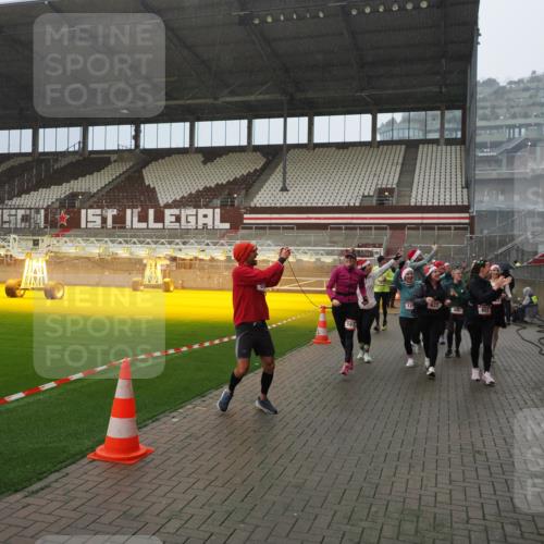 07.12.2025 - St. Pauli X-Mass-Run No. 15 Fabian Wolf http://msf.ph/oto/9416022 07.12.2025 11:07:22 Ziel 281, 342, 344, 476, 490, 591, 596, 603, 621, 622, 673, 688, 781, 1202, 1206, 1233, 1585, 1587, 2403, 5008 meine-sportfotos.de