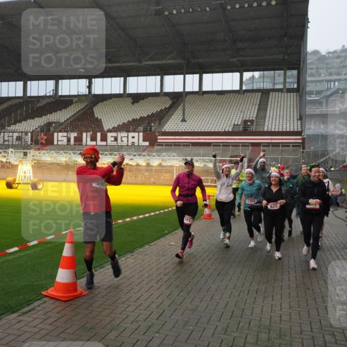 07.12.2025 - St. Pauli X-Mass-Run No. 15 Fabian Wolf http://msf.ph/oto/9416026 07.12.2025 11:07:22 Ziel 281, 342, 344, 476, 490, 591, 596, 603, 621, 622, 673, 688, 781, 1202, 1206, 1233, 1585, 1587, 2403, 5008 meine-sportfotos.de