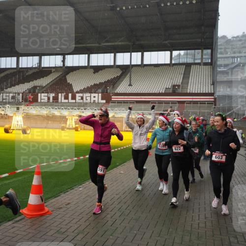 07.12.2025 - St. Pauli X-Mass-Run No. 15 Fabian Wolf http://msf.ph/oto/9416030 07.12.2025 11:07:23 Ziel 281, 342, 344, 476, 490, 591, 596, 603, 621, 622, 673, 688, 781, 1202, 1206, 1233, 1585, 1587, 2403, 5008 meine-sportfotos.de