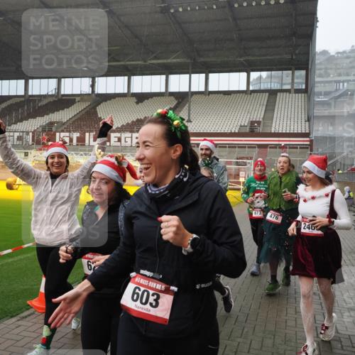 07.12.2025 - St. Pauli X-Mass-Run No. 15 Fabian Wolf http://msf.ph/oto/9416037 07.12.2025 11:07:25 Ziel 281, 342, 344, 476, 490, 591, 596, 603, 621, 622, 673, 688, 781, 1202, 1206, 1233, 1585, 1587, 2403, 5008 meine-sportfotos.de