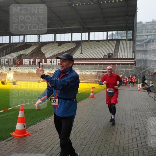 07.12.2025 - St. Pauli X-Mass-Run No. 15 Fabian Wolf http://msf.ph/oto/9416051 07.12.2025 11:07:27 Ziel 342, 344, 476, 490, 591, 596, 603, 621, 622, 673, 781, 1202, 1206, 1233, 1585, 1587, 2403, 5008 meine-sportfotos.de