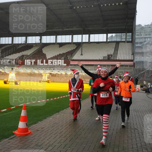 07.12.2025 - St. Pauli X-Mass-Run No. 15 Fabian Wolf http://msf.ph/oto/9416062 07.12.2025 11:07:38 Ziel 77, 315, 332, 377, 389, 397, 623, 1235, 1509, 1824, 1866, 1910, 2693, 5008 meine-sportfotos.de