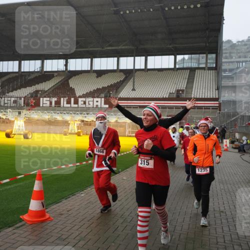 07.12.2025 - St. Pauli X-Mass-Run No. 15 Fabian Wolf http://msf.ph/oto/9416064 07.12.2025 11:07:38 Ziel 77, 315, 332, 377, 389, 397, 623, 1235, 1509, 1824, 1866, 1910, 2693, 5008 meine-sportfotos.de