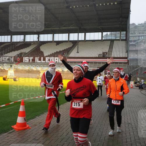 07.12.2025 - St. Pauli X-Mass-Run No. 15 Fabian Wolf http://msf.ph/oto/9416065 07.12.2025 11:07:38 Ziel 77, 315, 332, 377, 389, 397, 623, 1235, 1509, 1824, 1866, 1910, 2693, 5008 meine-sportfotos.de