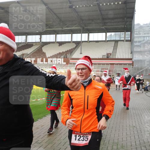 07.12.2025 - St. Pauli X-Mass-Run No. 15 Fabian Wolf http://msf.ph/oto/9416071 07.12.2025 11:07:39 Ziel 77, 315, 332, 377, 389, 397, 623, 1235, 1509, 1824, 1866, 1910, 2693 meine-sportfotos.de