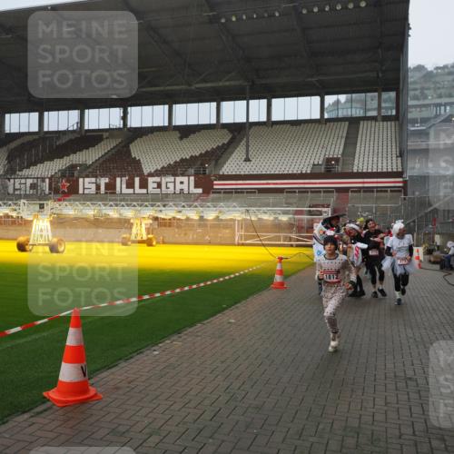 07.12.2025 - St. Pauli X-Mass-Run No. 15 Fabian Wolf http://msf.ph/oto/9416097 07.12.2025 11:07:46 Ziel 77, 271, 273, 286, 293, 315, 332, 377, 389, 397, 623, 1235, 1378, 1381, 1382, 1383, 1439, 1441, 1460, 1509, 1812, 1824, 1866, 1910, 2693 meine-sportfotos.de