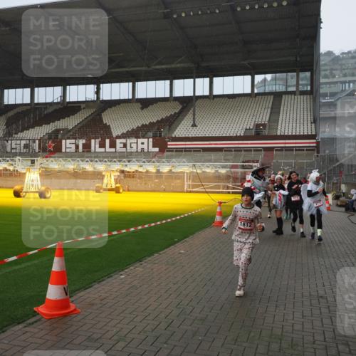 07.12.2025 - St. Pauli X-Mass-Run No. 15 Fabian Wolf http://msf.ph/oto/9416098 07.12.2025 11:07:46 Ziel 77, 271, 273, 286, 293, 315, 332, 377, 389, 397, 623, 1235, 1378, 1381, 1382, 1383, 1439, 1441, 1460, 1509, 1812, 1824, 1866, 1910, 2693 meine-sportfotos.de