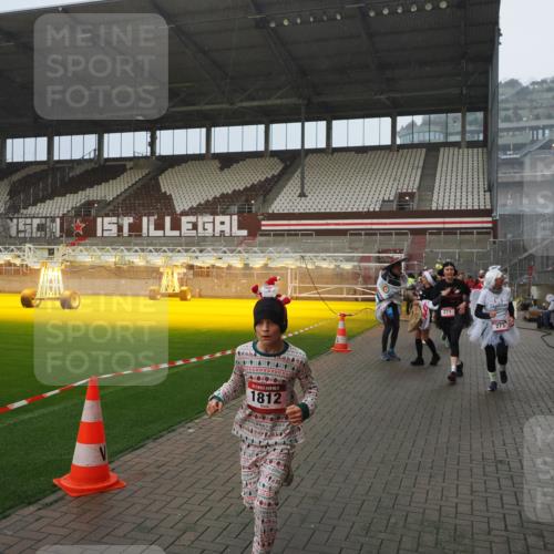07.12.2025 - St. Pauli X-Mass-Run No. 15 Fabian Wolf http://msf.ph/oto/9416101 07.12.2025 11:07:47 Ziel 77, 271, 273, 286, 293, 315, 332, 377, 389, 397, 623, 1235, 1378, 1381, 1382, 1383, 1439, 1441, 1460, 1509, 1812, 1824, 1866, 1910, 2693 meine-sportfotos.de