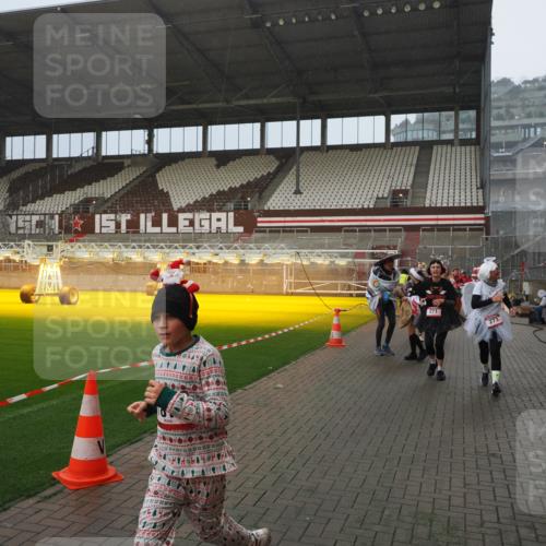 07.12.2025 - St. Pauli X-Mass-Run No. 15 Fabian Wolf http://msf.ph/oto/9416102 07.12.2025 11:07:47 Ziel 77, 271, 273, 286, 293, 315, 332, 377, 389, 397, 623, 1235, 1378, 1381, 1382, 1383, 1439, 1441, 1460, 1509, 1812, 1824, 1866, 1910, 2693 meine-sportfotos.de