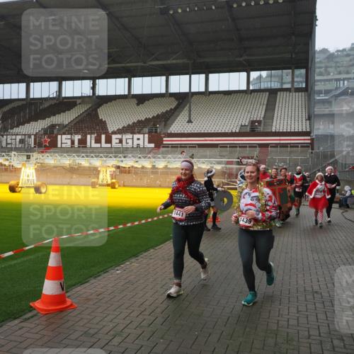 07.12.2025 - St. Pauli X-Mass-Run No. 15 Fabian Wolf http://msf.ph/oto/9416115 07.12.2025 11:07:51 Ziel 271, 273, 286, 293, 332, 377, 389, 397, 623, 774, 1107, 1123, 1129, 1378, 1381, 1382, 1383, 1439, 1441, 1460, 1509, 1812, 1910, 2693 meine-sportfotos.de