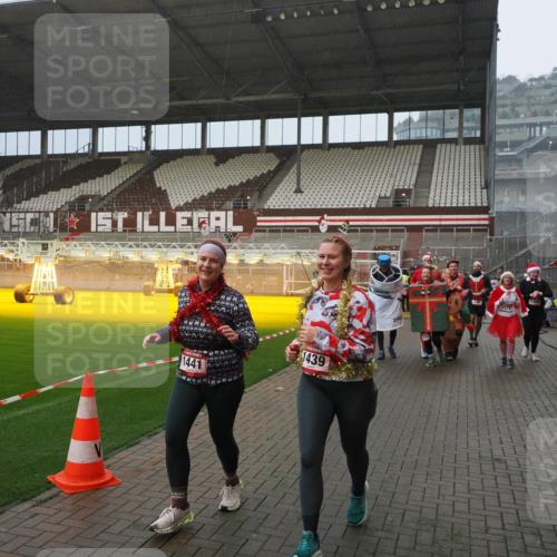 07.12.2025 - St. Pauli X-Mass-Run No. 15 Fabian Wolf http://msf.ph/oto/9416118 07.12.2025 11:07:52 Ziel 271, 273, 286, 293, 332, 389, 397, 772, 774, 1107, 1123, 1129, 1378, 1381, 1382, 1383, 1439, 1441, 1460, 1812, 2693 meine-sportfotos.de