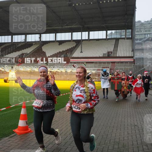 07.12.2025 - St. Pauli X-Mass-Run No. 15 Fabian Wolf http://msf.ph/oto/9416119 07.12.2025 11:07:52 Ziel 271, 273, 286, 293, 332, 389, 397, 772, 774, 1107, 1123, 1129, 1378, 1381, 1382, 1383, 1439, 1441, 1460, 1812, 2693 meine-sportfotos.de