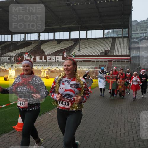 07.12.2025 - St. Pauli X-Mass-Run No. 15 Fabian Wolf http://msf.ph/oto/9416120 07.12.2025 11:07:52 Ziel 271, 273, 286, 293, 332, 389, 397, 772, 774, 1107, 1123, 1129, 1378, 1381, 1382, 1383, 1439, 1441, 1460, 1812, 2693 meine-sportfotos.de