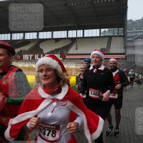 07.12.2025 - St. Pauli X-Mass-Run No. 15 Fabian Wolf http://msf.ph/oto/9416135 07.12.2025 11:07:56 Ziel 271, 273, 286, 293, 389, 397, 653, 772, 774, 1107, 1123, 1129, 1226, 1230, 1249, 1342, 1355, 1378, 1381, 1382, 1383, 1439, 1441, 1460, 1520, 1525, 1812, 4815 meine-sportfotos.de