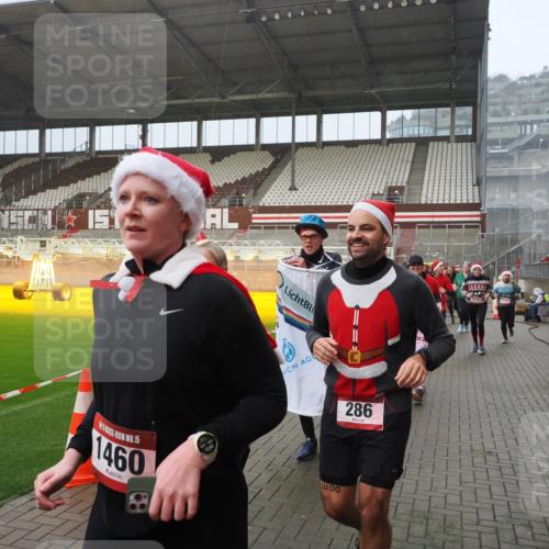 07.12.2025 - St. Pauli X-Mass-Run No. 15 Fabian Wolf http://msf.ph/oto/9416138 07.12.2025 11:07:57 Ziel 271, 273, 286, 293, 389, 397, 653, 772, 774, 1107, 1123, 1129, 1226, 1230, 1249, 1342, 1355, 1378, 1381, 1382, 1383, 1439, 1441, 1460, 1520, 1525, 1809, 1810, 1812, 4798, 4815 meine-sportfotos.de