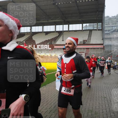 07.12.2025 - St. Pauli X-Mass-Run No. 15 Fabian Wolf http://msf.ph/oto/9416139 07.12.2025 11:07:57 Ziel 271, 273, 286, 293, 389, 397, 653, 772, 774, 1107, 1123, 1129, 1226, 1230, 1249, 1342, 1355, 1378, 1381, 1382, 1383, 1439, 1441, 1460, 1520, 1525, 1809, 1810, 1812, 4798, 4815 meine-sportfotos.de