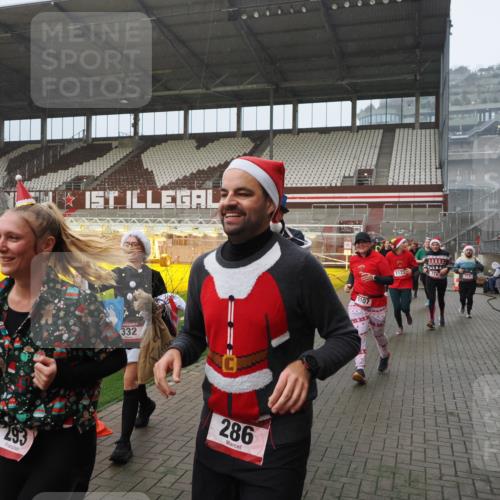 07.12.2025 - St. Pauli X-Mass-Run No. 15 Fabian Wolf http://msf.ph/oto/9416140 07.12.2025 11:07:57 Ziel 271, 273, 286, 293, 389, 397, 653, 772, 774, 1107, 1123, 1129, 1226, 1230, 1249, 1342, 1355, 1378, 1381, 1382, 1383, 1439, 1441, 1460, 1520, 1525, 1809, 1810, 1812, 4798, 4815 meine-sportfotos.de