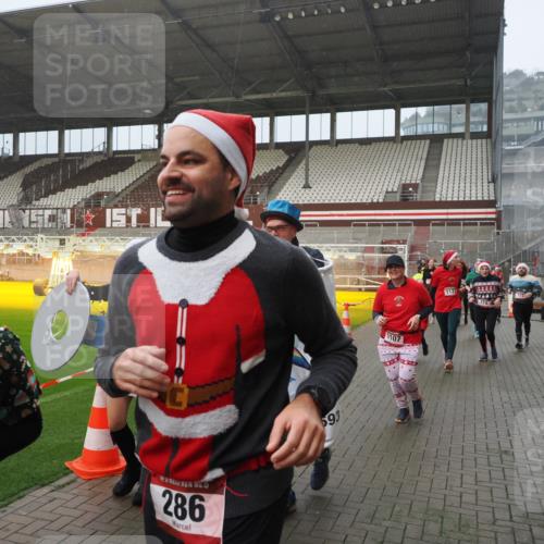 07.12.2025 - St. Pauli X-Mass-Run No. 15 Fabian Wolf http://msf.ph/oto/9416141 07.12.2025 11:07:57 Ziel 271, 273, 286, 293, 389, 397, 653, 772, 774, 1107, 1123, 1129, 1226, 1230, 1249, 1342, 1355, 1378, 1381, 1382, 1383, 1439, 1441, 1460, 1520, 1525, 1809, 1810, 1812, 4798, 4815 meine-sportfotos.de