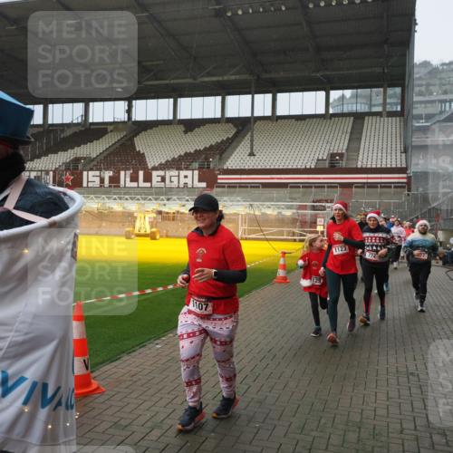 07.12.2025 - St. Pauli X-Mass-Run No. 15 Fabian Wolf http://msf.ph/oto/9416146 07.12.2025 11:07:58 Ziel 271, 273, 286, 293, 389, 397, 653, 772, 774, 1107, 1123, 1129, 1226, 1230, 1249, 1342, 1355, 1378, 1381, 1382, 1383, 1439, 1441, 1460, 1520, 1525, 1809, 1810, 1812, 4798, 4815 meine-sportfotos.de