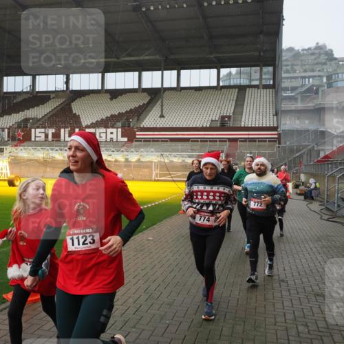 07.12.2025 - St. Pauli X-Mass-Run No. 15 Fabian Wolf http://msf.ph/oto/9416155 07.12.2025 11:08:00 Ziel 271, 273, 286, 293, 629, 635, 653, 772, 774, 1107, 1123, 1129, 1226, 1230, 1249, 1342, 1355, 1378, 1381, 1382, 1383, 1439, 1441, 1460, 1520, 1525, 1809, 1810, 1812, 4798, 4815 meine-sportfotos.de