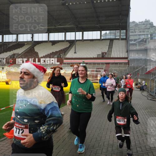 07.12.2025 - St. Pauli X-Mass-Run No. 15 Fabian Wolf http://msf.ph/oto/9416163 07.12.2025 11:08:02 Ziel 271, 286, 293, 629, 635, 653, 772, 774, 1107, 1123, 1129, 1226, 1230, 1249, 1342, 1355, 1378, 1381, 1382, 1383, 1439, 1441, 1460, 1520, 1525, 1809, 1810, 4798, 4815 meine-sportfotos.de