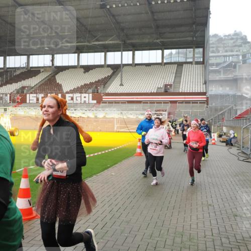 07.12.2025 - St. Pauli X-Mass-Run No. 15 Fabian Wolf http://msf.ph/oto/9416168 07.12.2025 11:08:03 Ziel 286, 293, 629, 635, 653, 772, 774, 1107, 1123, 1129, 1226, 1230, 1249, 1342, 1355, 1378, 1381, 1382, 1383, 1460, 1520, 1525, 1596, 1809, 1810, 4798, 4815 meine-sportfotos.de