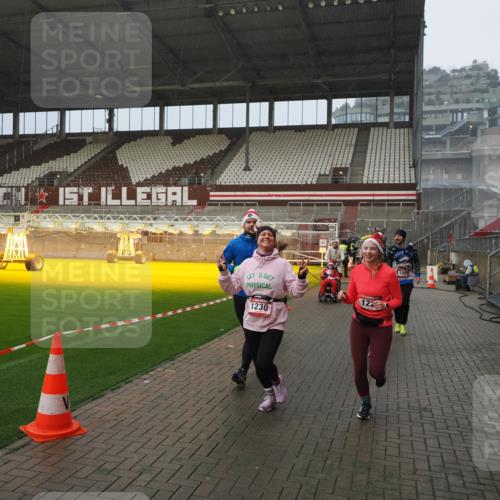 07.12.2025 - St. Pauli X-Mass-Run No. 15 Fabian Wolf http://msf.ph/oto/9416172 07.12.2025 11:08:04 Ziel 286, 293, 629, 635, 653, 772, 774, 1107, 1123, 1129, 1226, 1230, 1249, 1342, 1355, 1378, 1381, 1382, 1383, 1460, 1520, 1525, 1596, 1809, 1810, 4798, 4815 meine-sportfotos.de