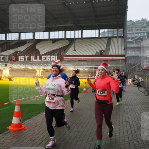 07.12.2025 - St. Pauli X-Mass-Run No. 15 Fabian Wolf http://msf.ph/oto/9416175 07.12.2025 11:08:04 Ziel 286, 293, 629, 635, 653, 772, 774, 1107, 1123, 1129, 1226, 1230, 1249, 1342, 1355, 1378, 1381, 1382, 1383, 1460, 1520, 1525, 1596, 1809, 1810, 4798, 4815 meine-sportfotos.de