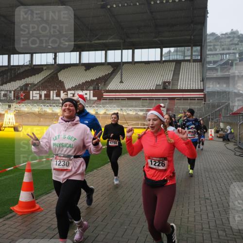 07.12.2025 - St. Pauli X-Mass-Run No. 15 Fabian Wolf http://msf.ph/oto/9416176 07.12.2025 11:08:04 Ziel 286, 293, 629, 635, 653, 772, 774, 1107, 1123, 1129, 1226, 1230, 1249, 1342, 1355, 1378, 1381, 1382, 1383, 1460, 1520, 1525, 1596, 1809, 1810, 4798, 4815 meine-sportfotos.de