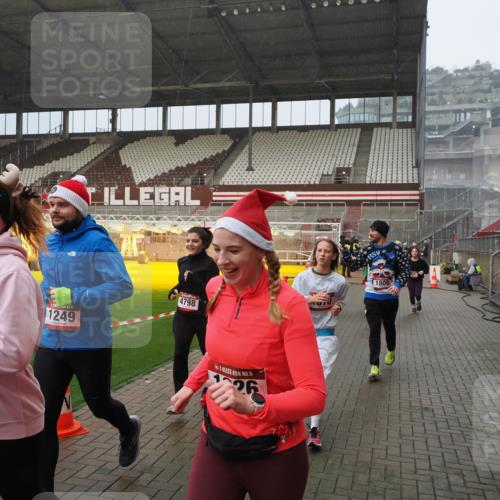 07.12.2025 - St. Pauli X-Mass-Run No. 15 Fabian Wolf http://msf.ph/oto/9416178 07.12.2025 11:08:05 Ziel 286, 293, 629, 635, 653, 772, 774, 1107, 1123, 1129, 1226, 1230, 1249, 1342, 1355, 1378, 1381, 1382, 1383, 1460, 1520, 1525, 1596, 1809, 1810, 4798, 4815 meine-sportfotos.de