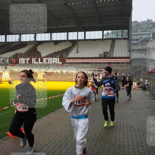 07.12.2025 - St. Pauli X-Mass-Run No. 15 Fabian Wolf http://msf.ph/oto/9416181 07.12.2025 11:08:05 Ziel 286, 293, 629, 635, 653, 772, 774, 1107, 1123, 1129, 1226, 1230, 1249, 1342, 1355, 1378, 1381, 1382, 1383, 1460, 1520, 1525, 1596, 1809, 1810, 4798, 4815 meine-sportfotos.de