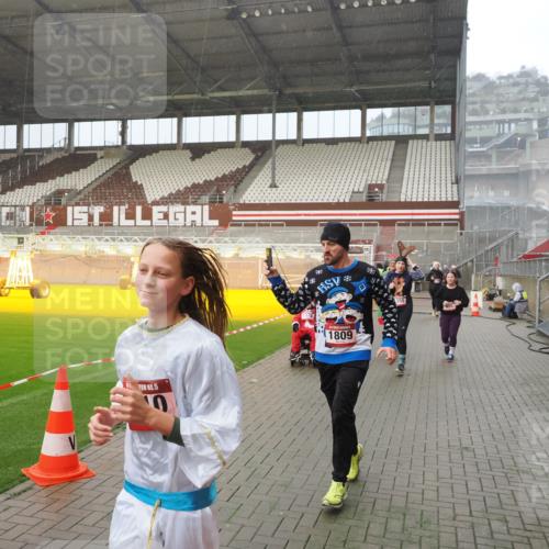 07.12.2025 - St. Pauli X-Mass-Run No. 15 Fabian Wolf http://msf.ph/oto/9416183 07.12.2025 11:08:06 Ziel 286, 293, 629, 635, 653, 772, 774, 1107, 1123, 1129, 1226, 1230, 1249, 1342, 1355, 1381, 1460, 1520, 1525, 1596, 1809, 1810, 4798, 4815 meine-sportfotos.de