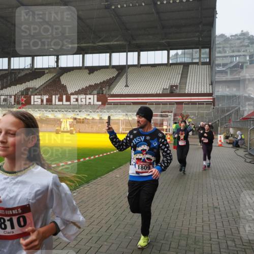 07.12.2025 - St. Pauli X-Mass-Run No. 15 Fabian Wolf http://msf.ph/oto/9416184 07.12.2025 11:08:06 Ziel 286, 293, 629, 635, 653, 772, 774, 1107, 1123, 1129, 1226, 1230, 1249, 1342, 1355, 1381, 1460, 1520, 1525, 1596, 1809, 1810, 4798, 4815 meine-sportfotos.de