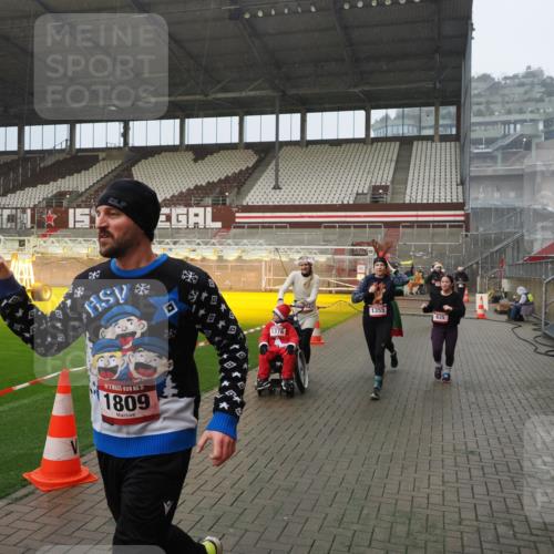 07.12.2025 - St. Pauli X-Mass-Run No. 15 Fabian Wolf http://msf.ph/oto/9416187 07.12.2025 11:08:07 Ziel 629, 635, 653, 772, 774, 1107, 1123, 1129, 1226, 1230, 1249, 1342, 1355, 1520, 1525, 1559, 1596, 1809, 1810, 4798, 4815 meine-sportfotos.de