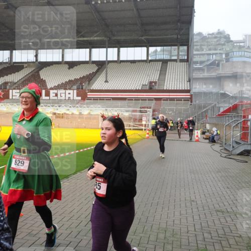 07.12.2025 - St. Pauli X-Mass-Run No. 15 Fabian Wolf http://msf.ph/oto/9416199 07.12.2025 11:08:10 Ziel 100, 629, 635, 653, 772, 774, 1123, 1129, 1226, 1230, 1249, 1342, 1355, 1520, 1525, 1559, 1560, 1596, 1809, 1810, 4798, 4815 meine-sportfotos.de